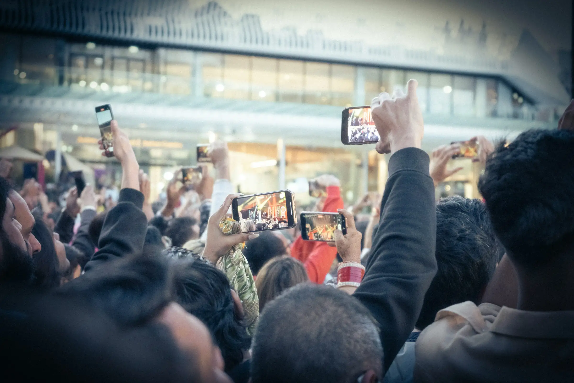 Eine Gruppe von Menschen macht Fotos mit ihren Handys auf einem Event - © Mario Amé on Unsplash